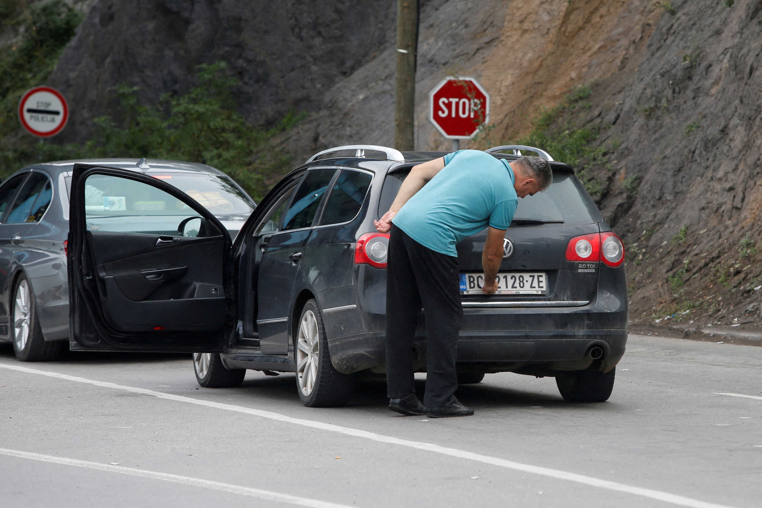 Κόσοβο: Ξεκίνησαν να αντικαθίστανται οι Σέρβικες πινακίδες στα αυτοκίνητα – Απειλούν με οδοφράγματα οι Σέρβοι