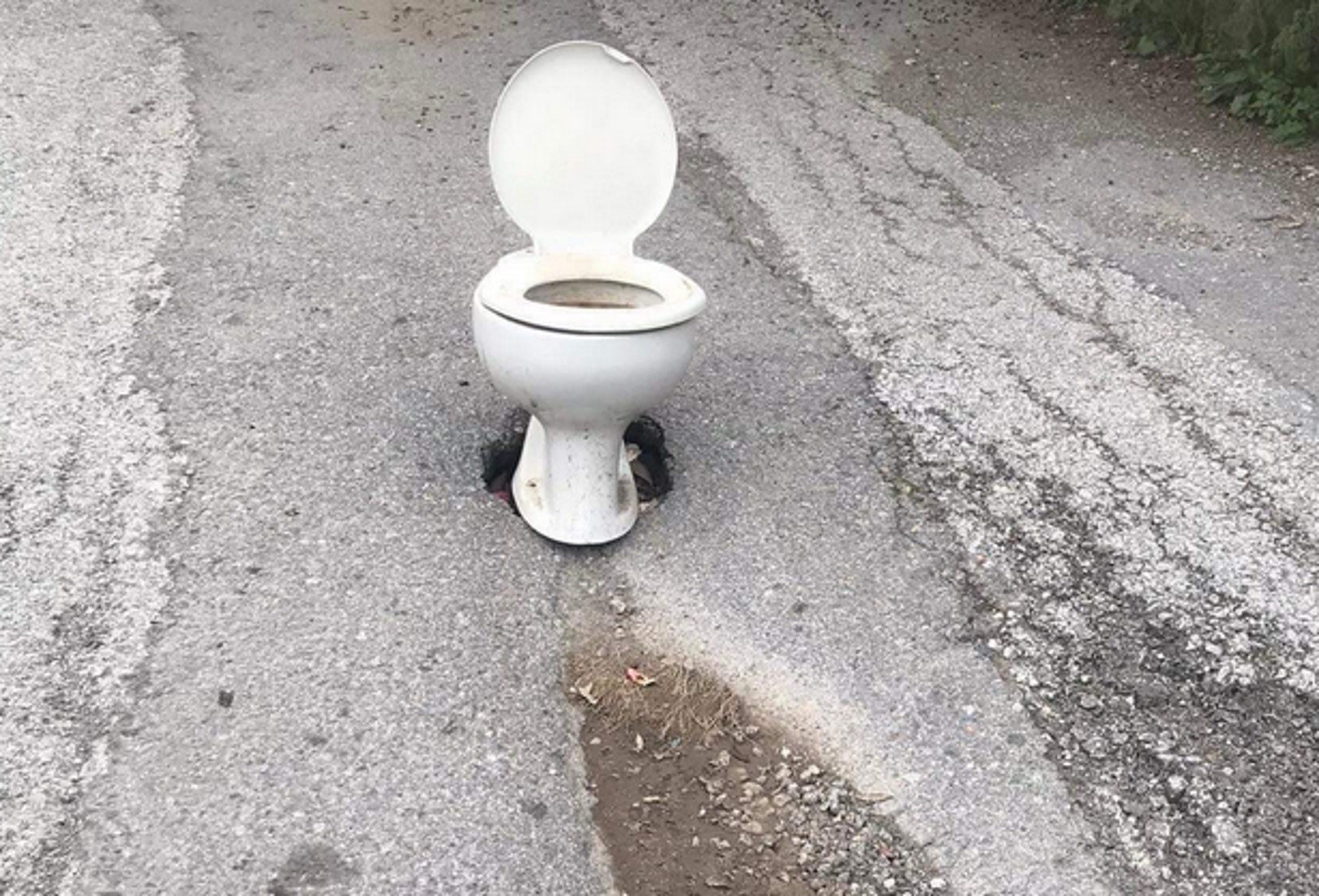 Λακωνία: Κάλυψαν λακούβα με μια λεκάνη τουαλέτας και το αποτέλεσμα σε πολύπαθο δρόμο γίνεται viral