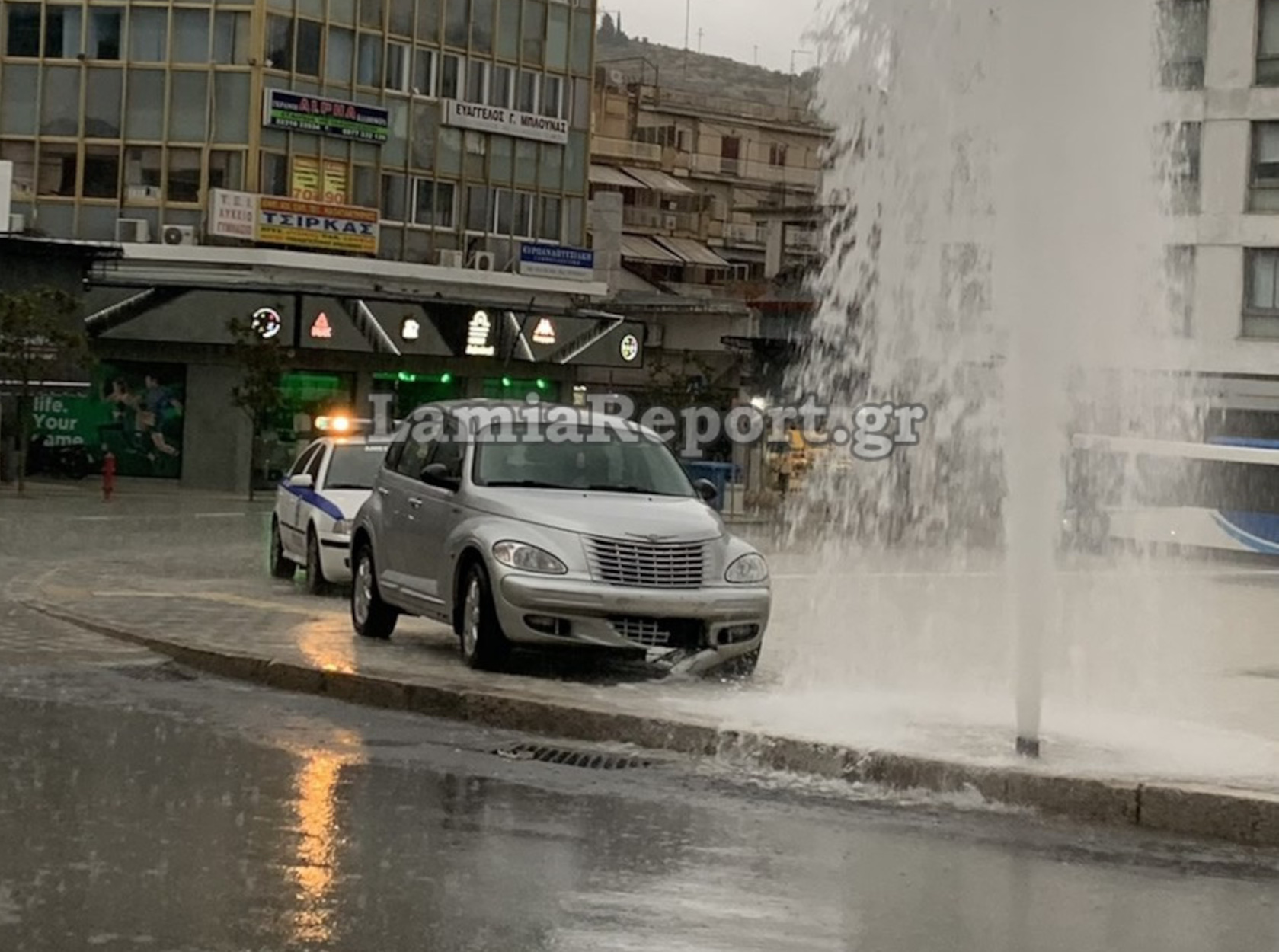 Λαμία: Αυτοκίνητο έπεσε πάνω σε πυροσβεστικό κρουνό και δημιούργησε ...