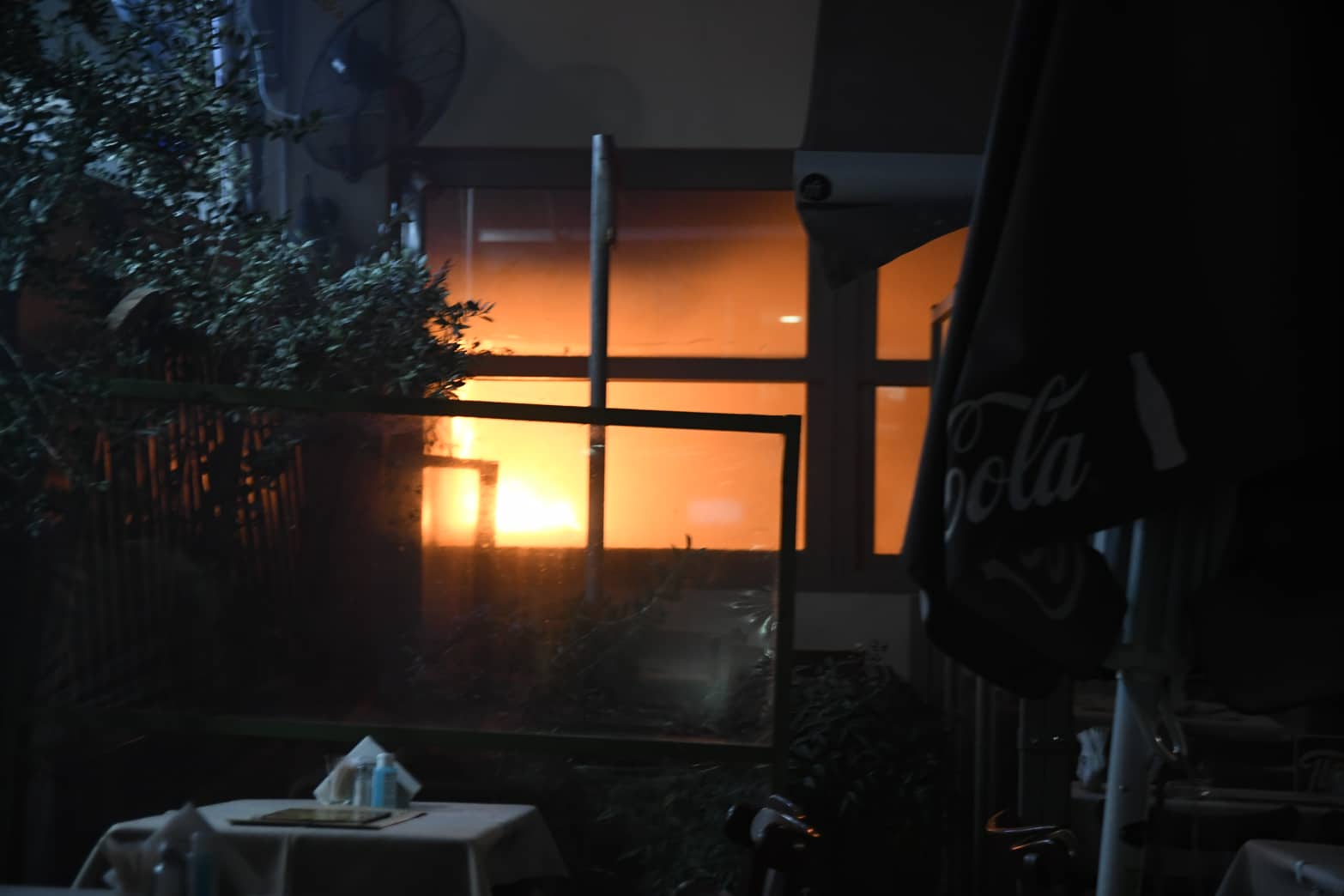Λάρισα: Φωτιά σε ψητοπωλείο – Δείτε εικόνες από το σημείο και την προληπτική εκκένωση εστιατορίου