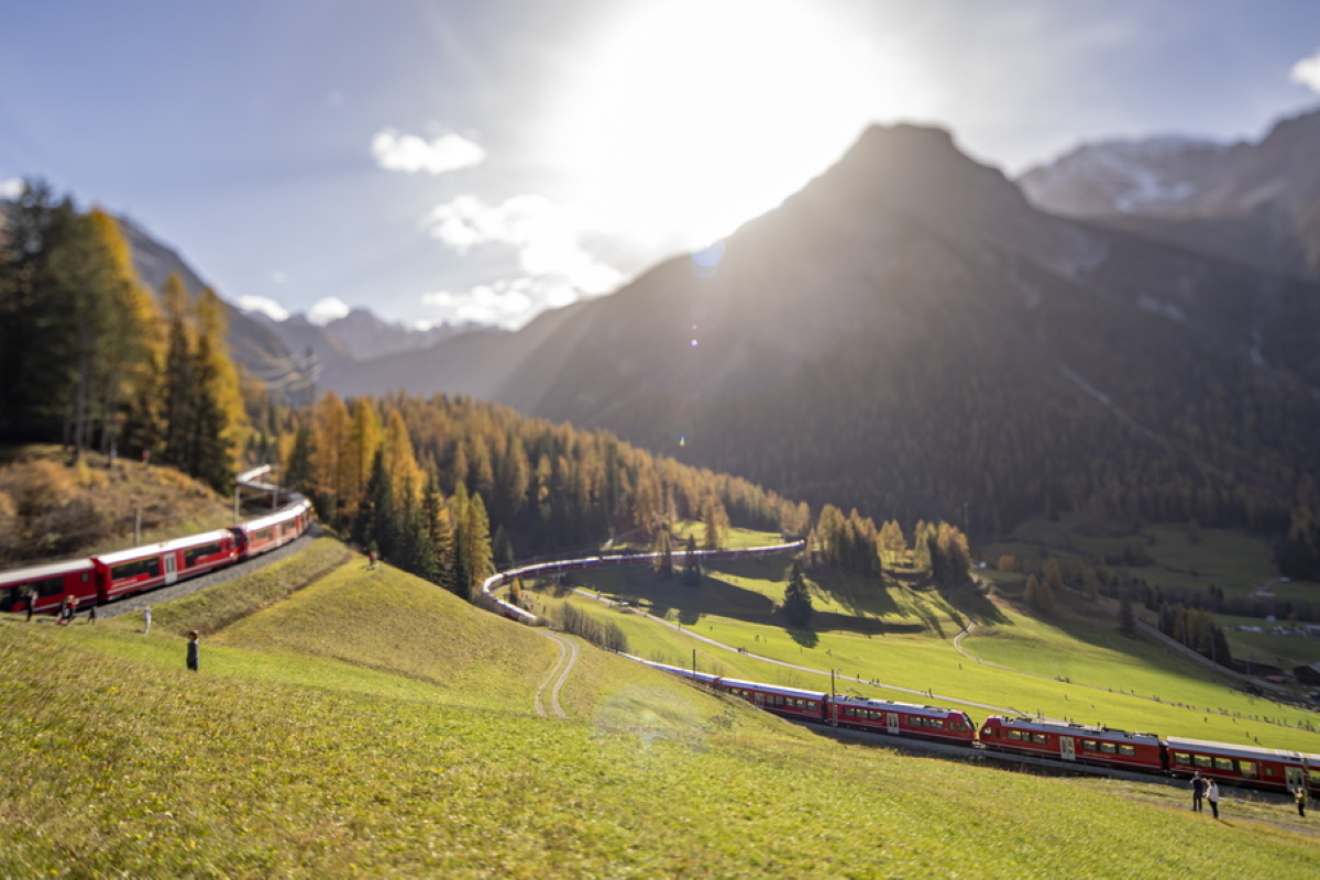 Ελβετία: Tο μακρύτερο τρένο του κόσμου έσπασε κάθε ρεκόρ – Μεταφέρει 100 βαγόνια