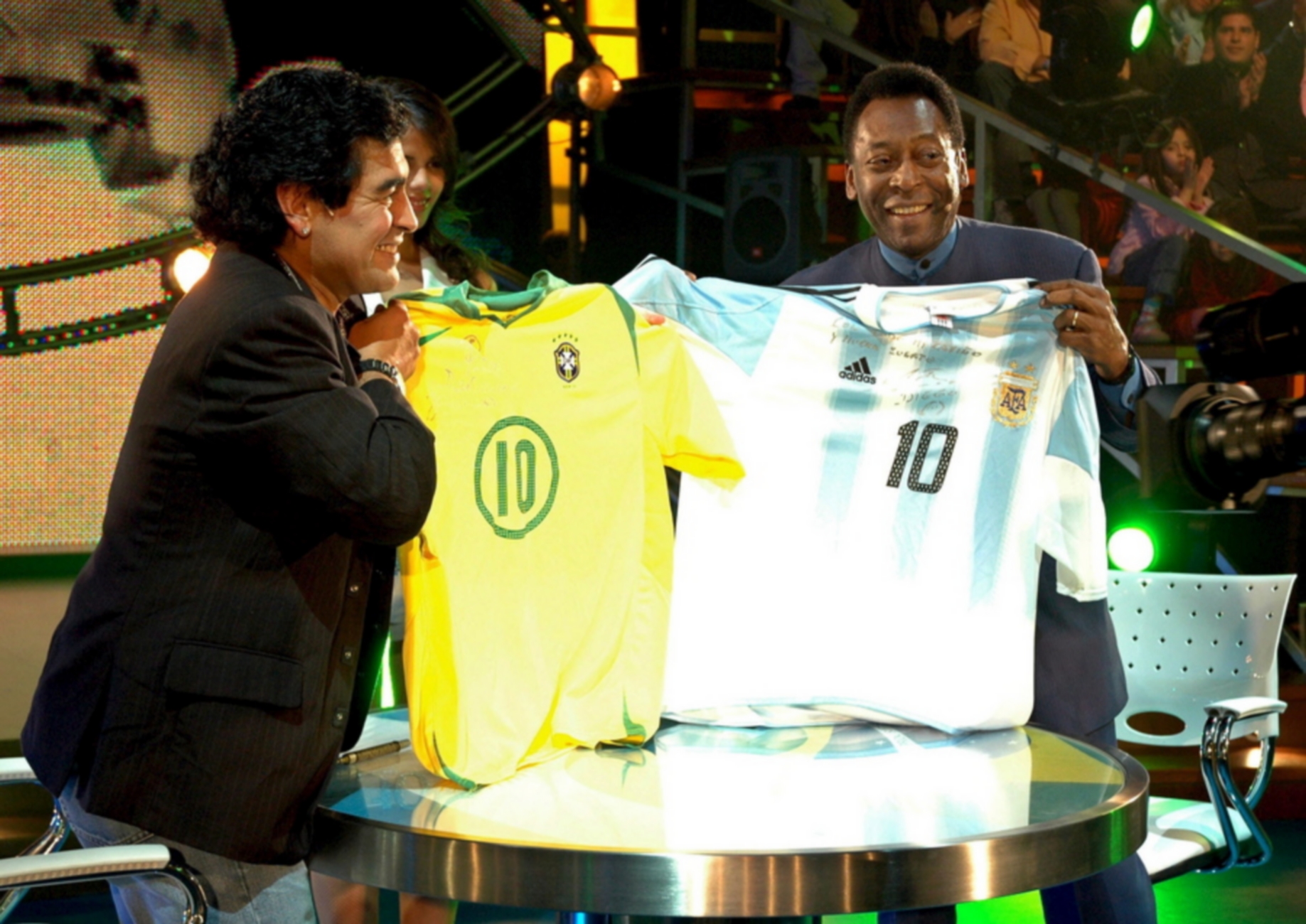 epa08841798 (FILE) - A handout photo made available by Canal Trece of Argentinian soccer legend Diego Maradona (L) and Brazilian soccer legend Pele (R) posing with jerseys during the TV Show 'La Noche del Diez' (the night of the ten), conducted by the Argentinean soccer player in Buenos Aires, Argentina, 15 August 2005 (re-issued on 25 November 2020). Diego Maradona has died after a heart attack, media reports claimed on 25 November 2020. The Argentine soccer great was among the best players ever and who led his country to the 1986 World Cup title before later struggling with cocaine use and obesity. He was 60.  EPA