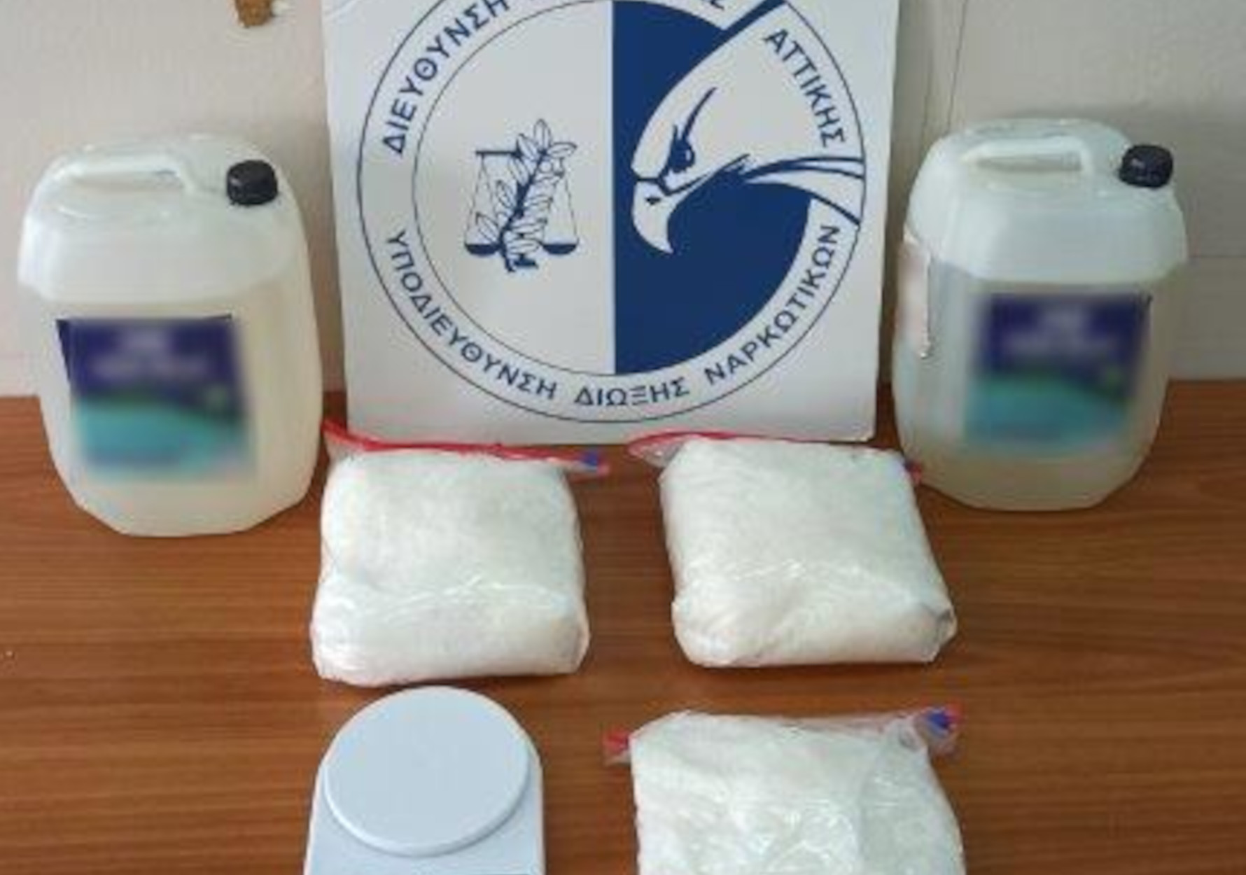 «Breaking Bad» στην Αθήνα με πρωταγωνιστές… 30χρονη και 16χρονο – Είχαν 25 κιλά μεθαμφεταμίνη