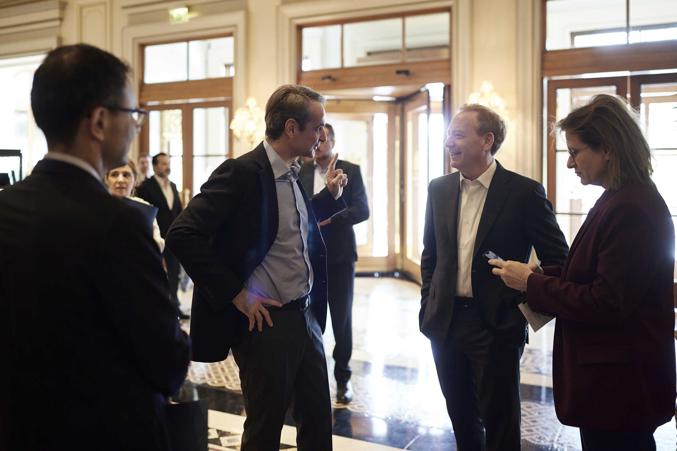 Ο Κυριάκος Μητσοτάκης συνάντησε τον πρόεδρο της Microsoft – Τα επενδυτικά σχέδια της εταιρείας στην Ελλάδα