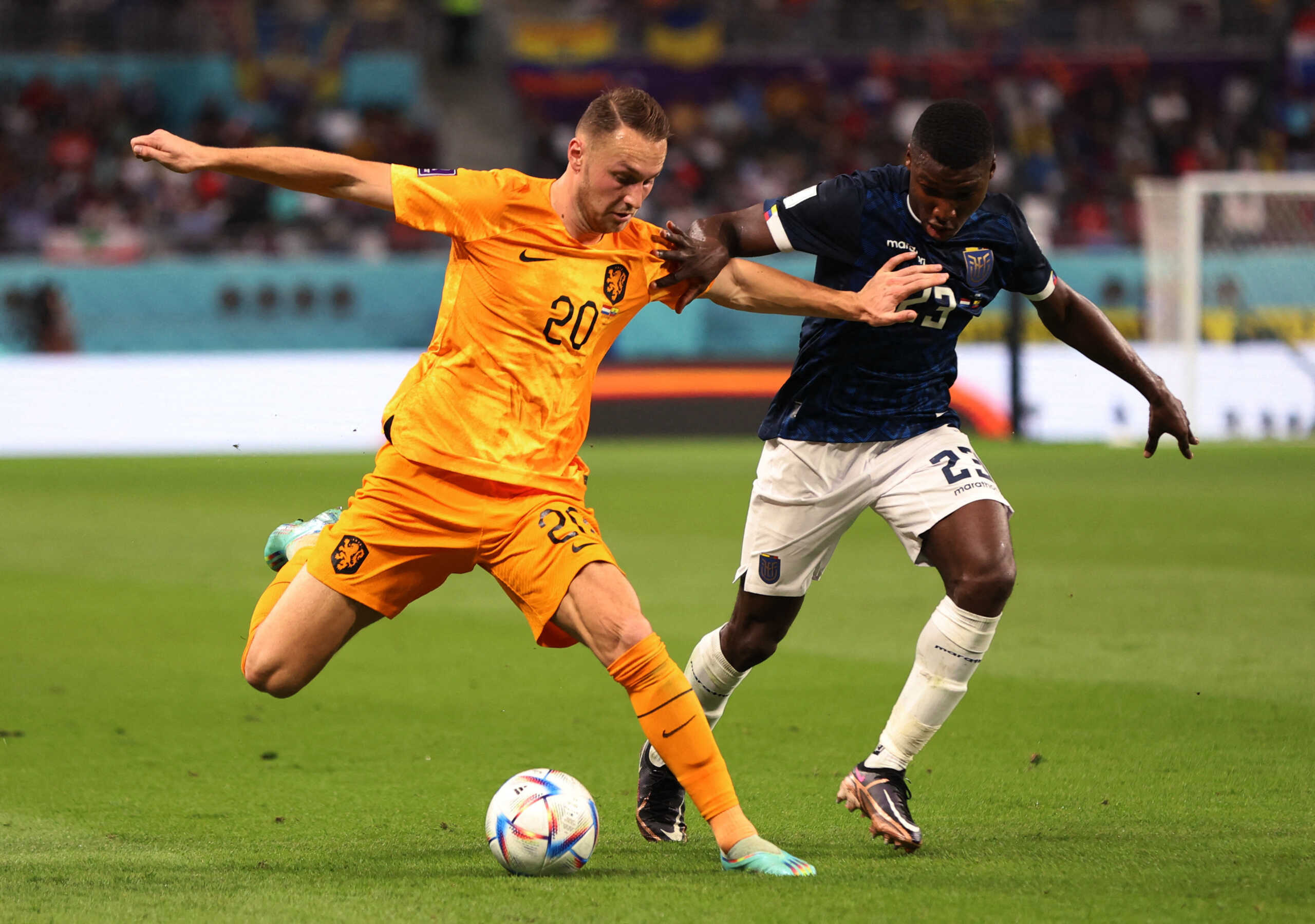 Soccer Football - FIFA World Cup Qatar 2022 - Group A - Netherlands v Ecuador - Khalifa International Stadium, Doha, Qatar - November 25, 2022 Netherlands' Teun Koopmeiners in action with Ecuador's Moises Caicedo REUTERS