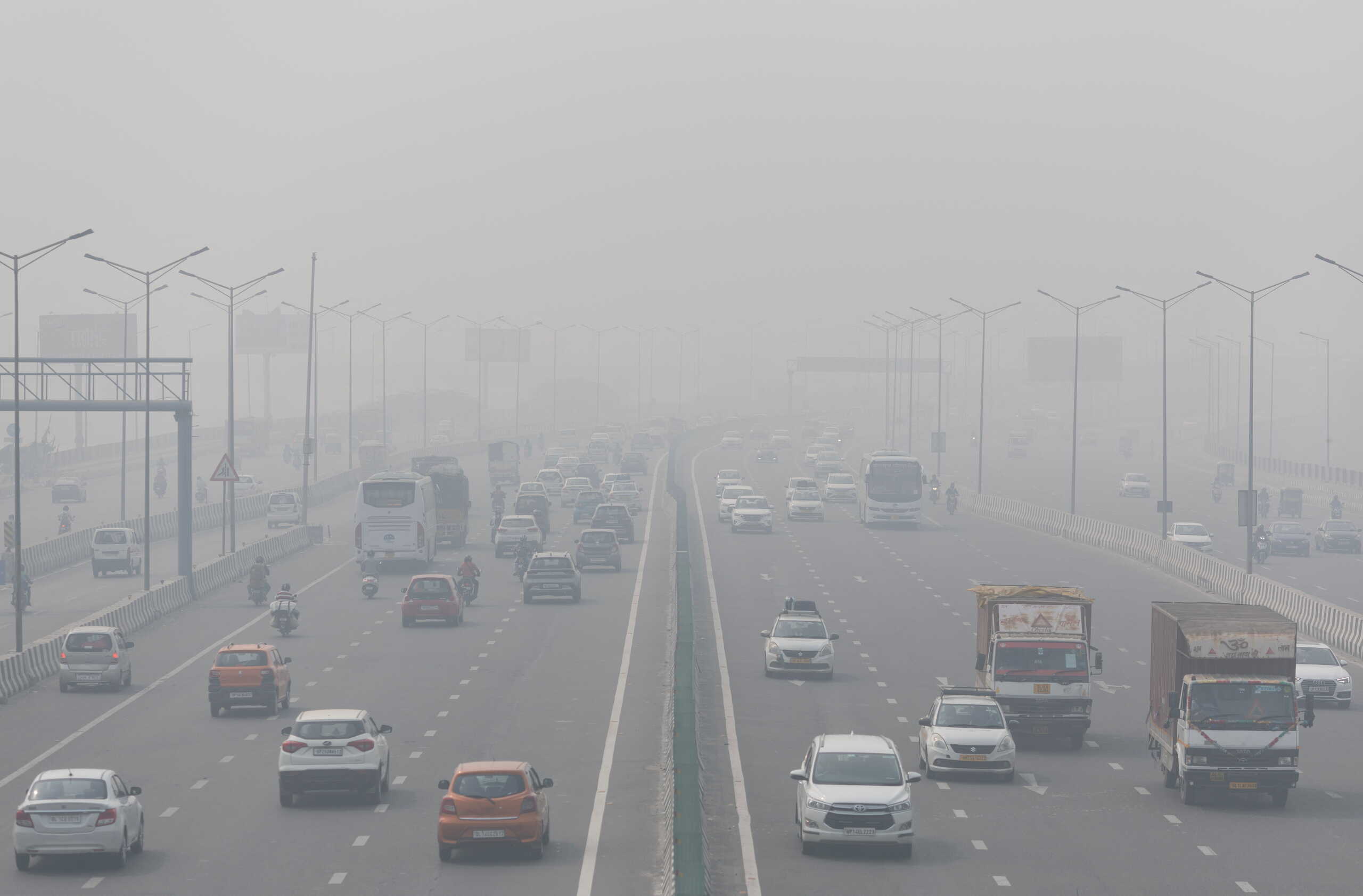 Ινδία: Κλείνουν τα σχολεία στο Νέο Δελχί λόγω ατμοσφαιρικής ρύπανσης και τοξικής ομίχλης