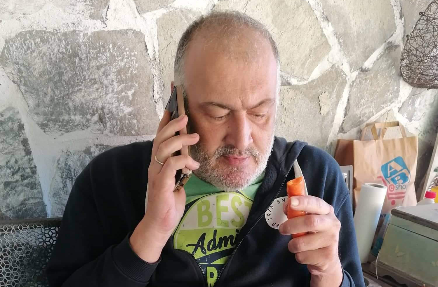 Ο δημοσιογράφος Νίκος Τζαντζαράς, που δίνει μάχη με τον καρκίνο συγκεντρώνει σκούφους για καρκινοπαθείς