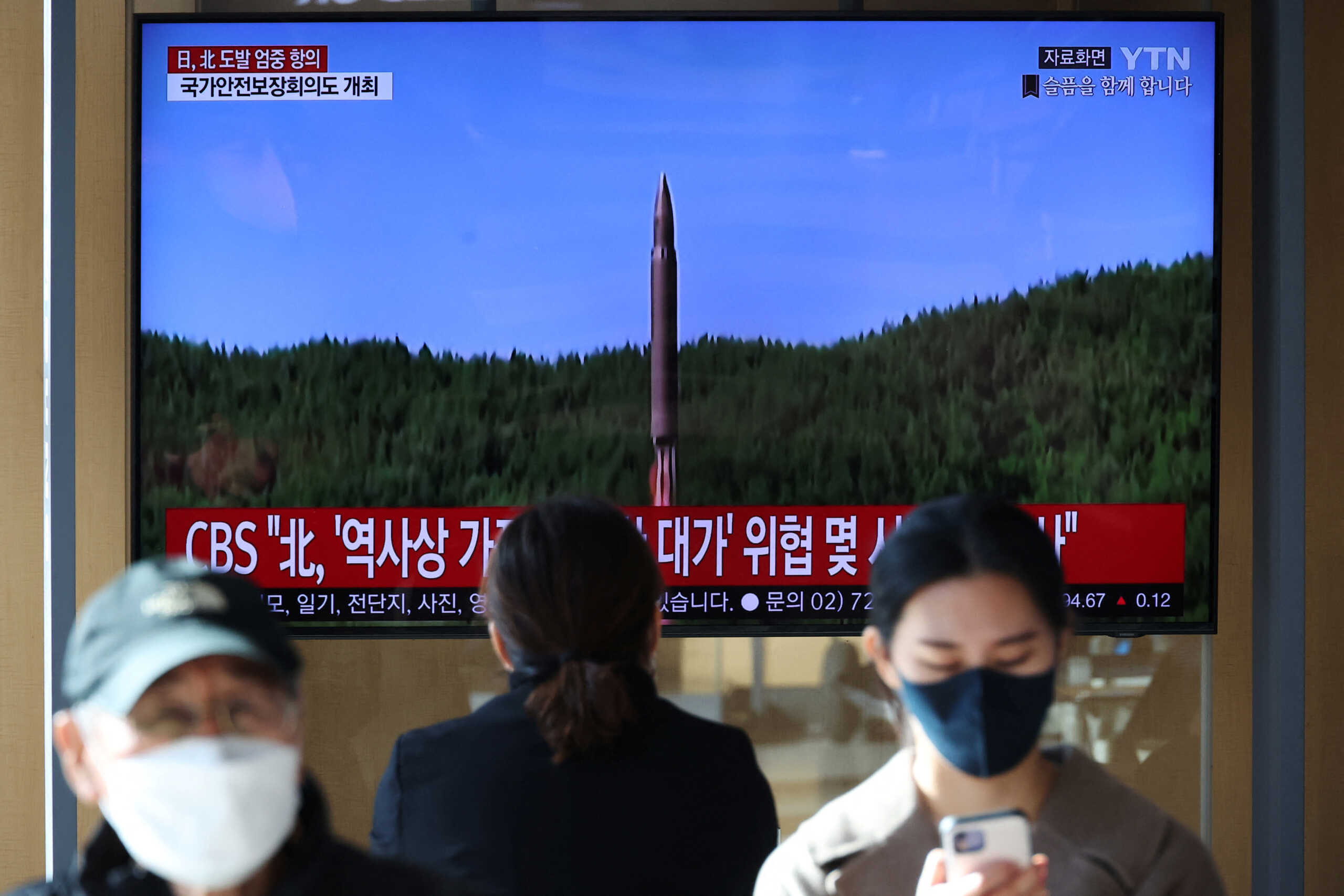 People watch a TV broadcasting a news report on North Korea firing a ballistic missile off its east coast, in Seoul, South Korea, November 2, 2022.   REUTERS