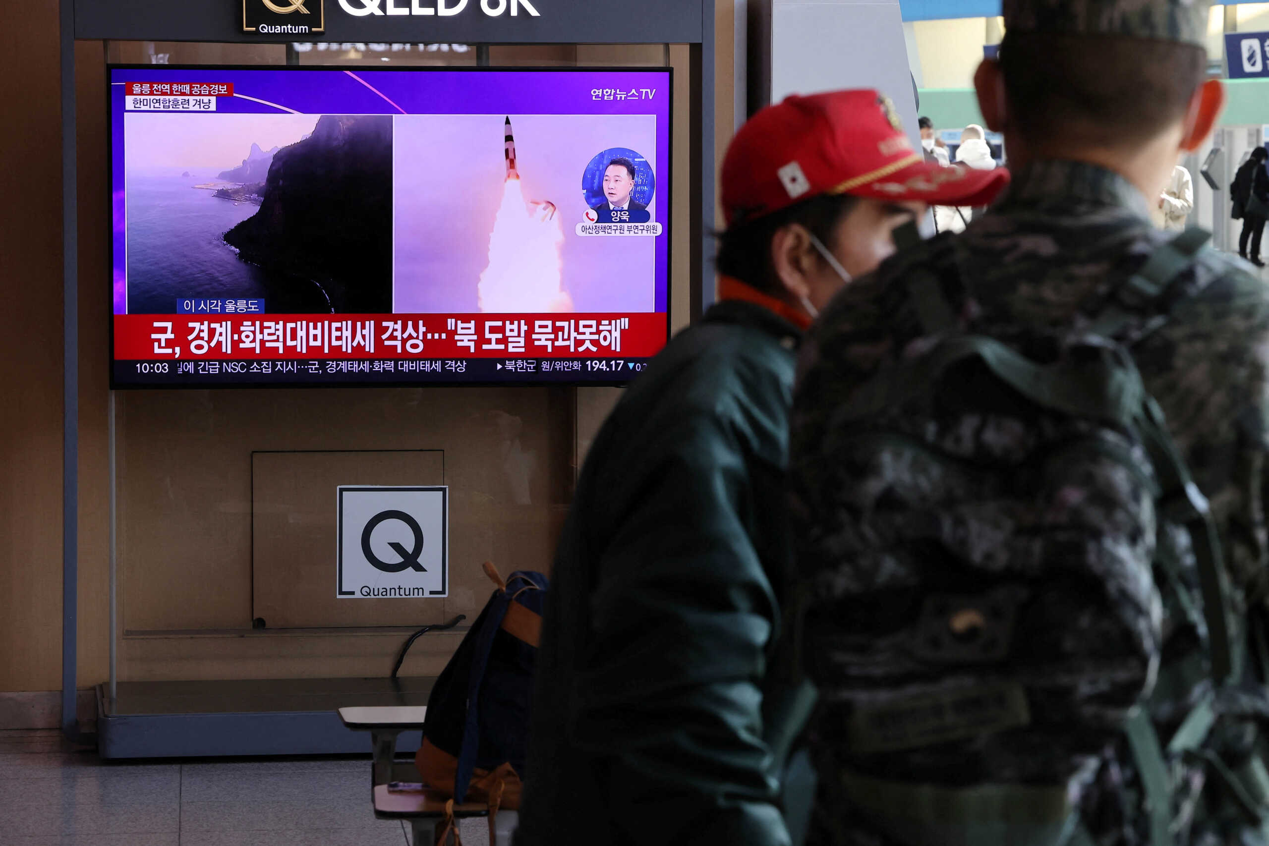 People watch a TV broadcasting a news report on North Korea firing three ballistic missiles into the sea, in Seoul, South Korea, November 2, 2022.    Yonhap via REUTERS   ATTENTION EDITORS - THIS IMAGE HAS BEEN SUPPLIED BY A THIRD PARTY. SOUTH KOREA OUT. NO RESALES. NO ARCHIVE.
