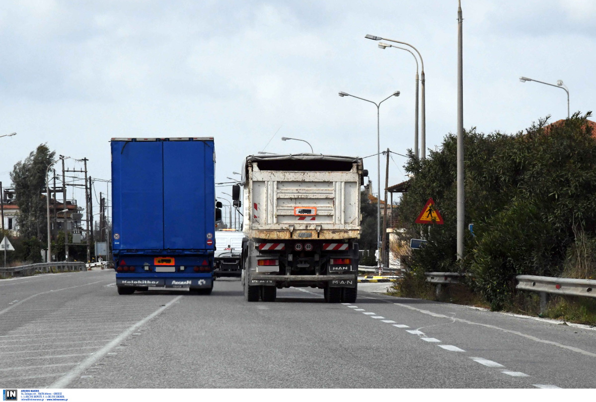 Τούμπαρε φορτηγό στην Εθνική Οδό Αθηνών – Λαμίας – Γέμισε σιτάρι ο δρόμος