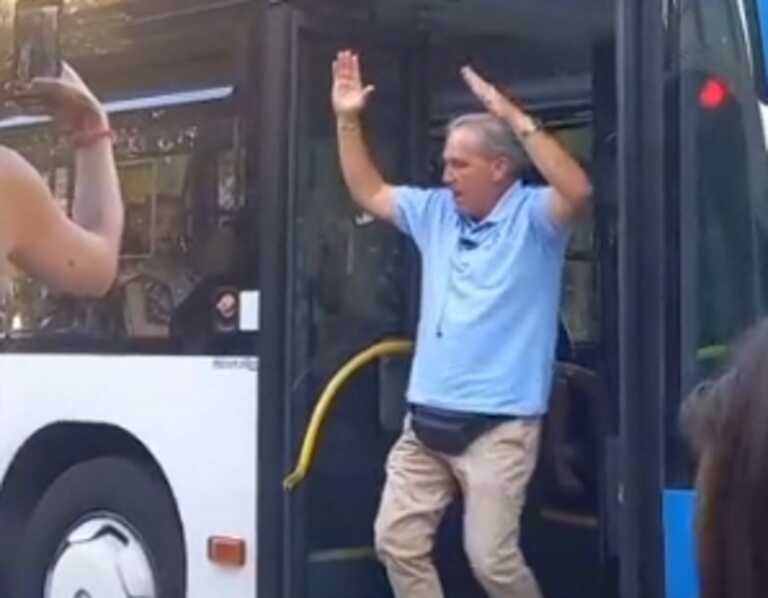Ρόδος: Οδηγός λεωφορείου άφησε το τιμόνι και άρχισε το τσιφτετέλι - Δείτε τον χορό σε στάση που γίνεται viral