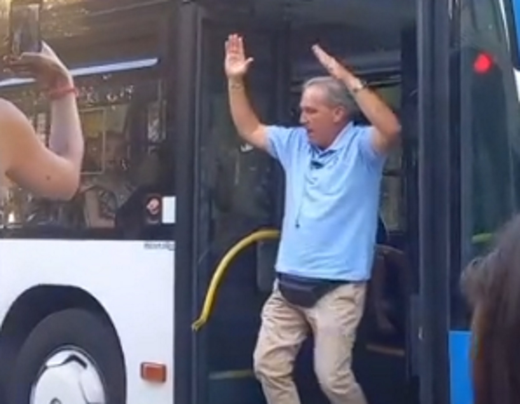 Ρόδος: Οδηγός λεωφορείου άφησε το τιμόνι και άρχισε το τσιφτετέλι – Δείτε τον χορό που γίνεται viral