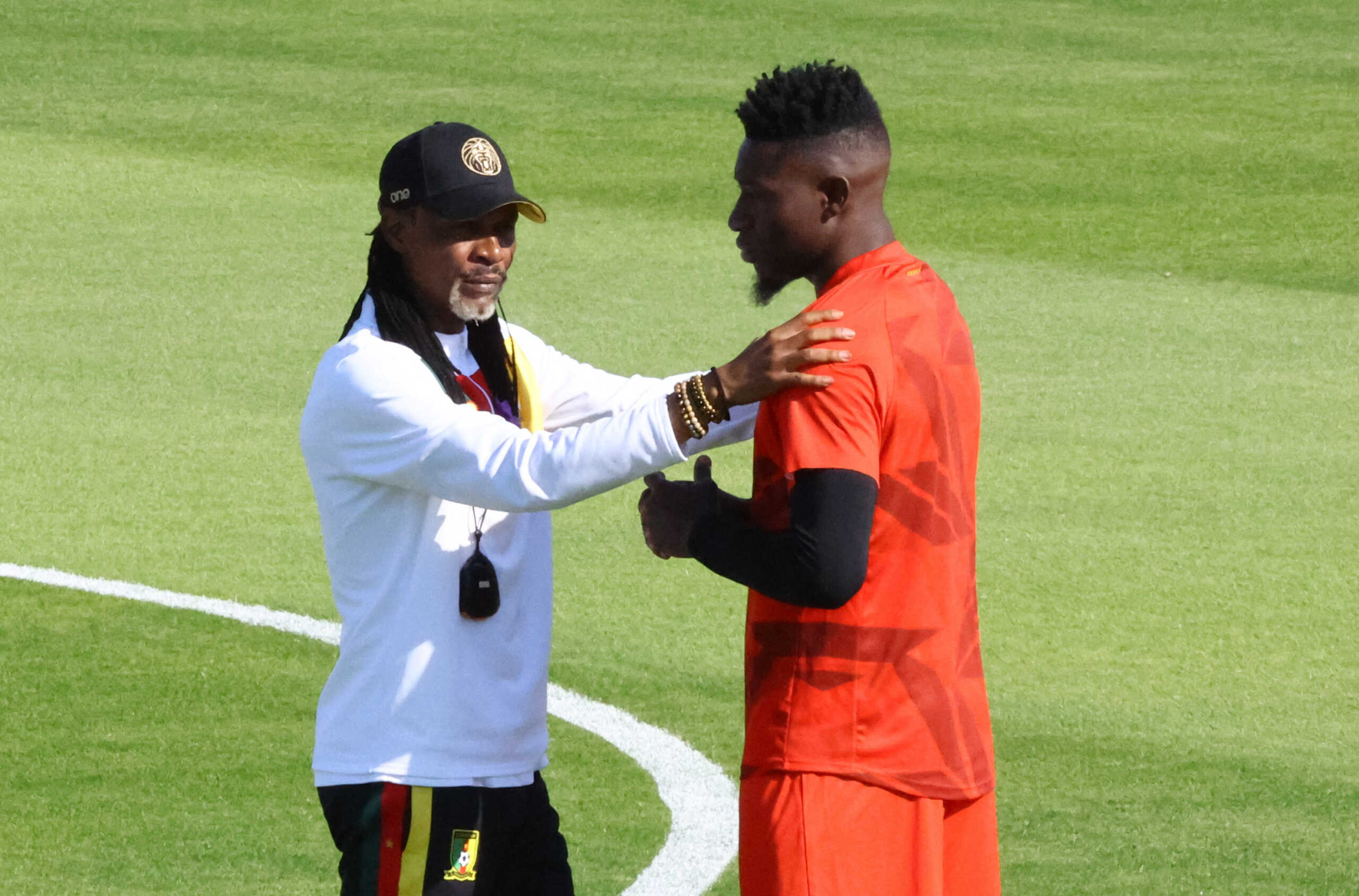 Soccer Football - FIFA World Cup Qatar 2022 - Cameroon Training - Al Sailiya Stadium, Doha, Qatar - November 23, 2022 Cameroon's Andre Onana and coach Rigobert Song during training REUTERS
