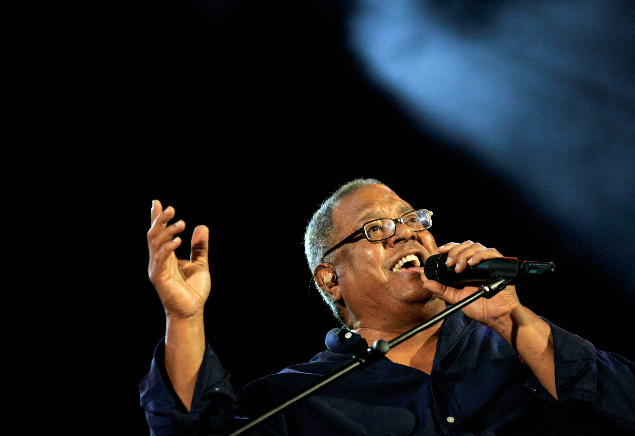 FILE PHOTO: Cuban musician Pablo Milanes performs at a concert in Havana August 29, 2008.  REUTERS