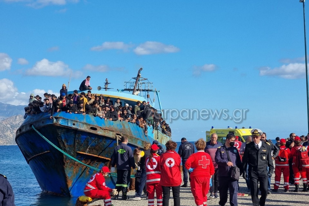 Μηταράκης: Άμεση επέμβαση της Κομισιόν για μετεγκατάσταση των 400 μεταναστών που διασώθηκαν νότια της Κρήτης