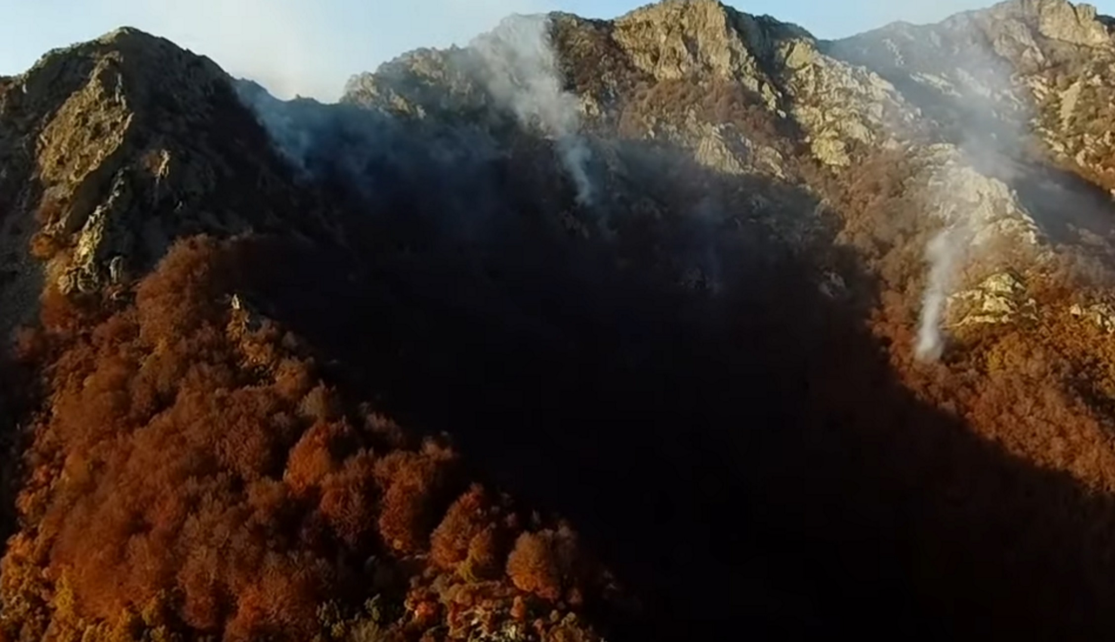 Ροδόπη: Μαίνεται η φωτιά στο Παπίκιο Όρος – Εικόνες από drone στο μέτωπο της δασικής πυρκαγιάς