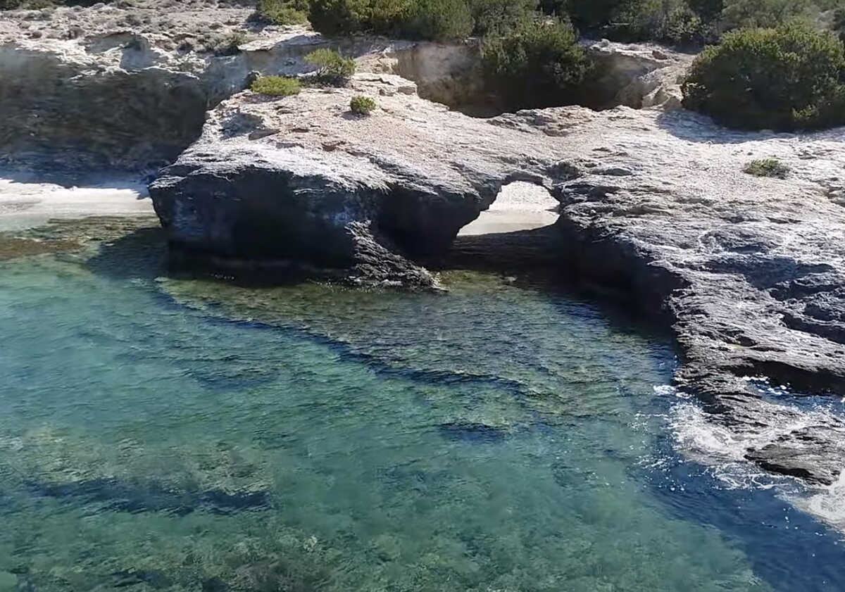 Η μοναδική παραλία που βρίσκεται μέσα σε κρατήρα – Βγαίνει στη θάλασσα με πέτρινη καμάρα