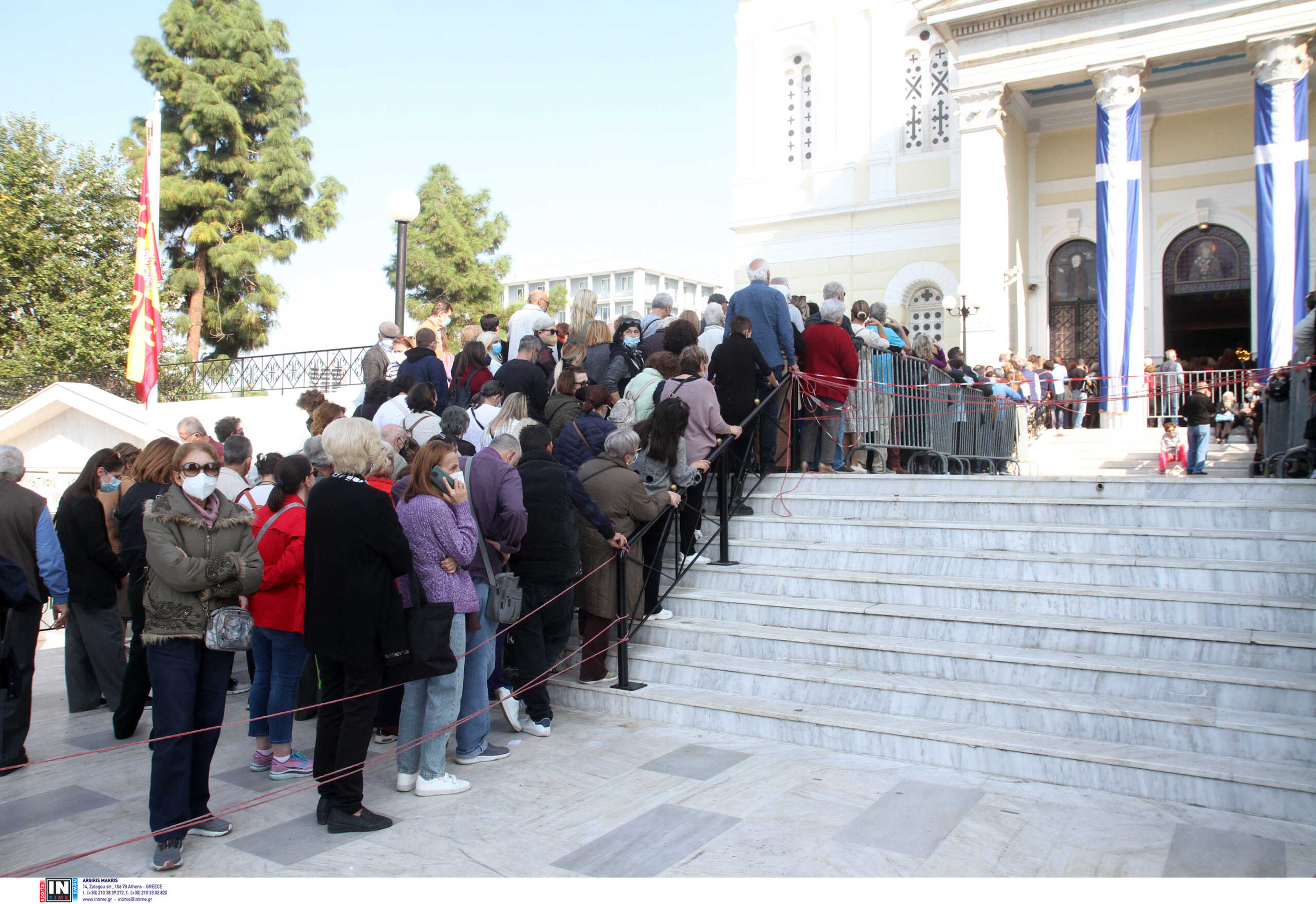 Πειραιάς: Τρεις ώρες αναμονή για να προσκυνήσουν οι πιστοί  την Αγία Ζώνη της Παναγίας