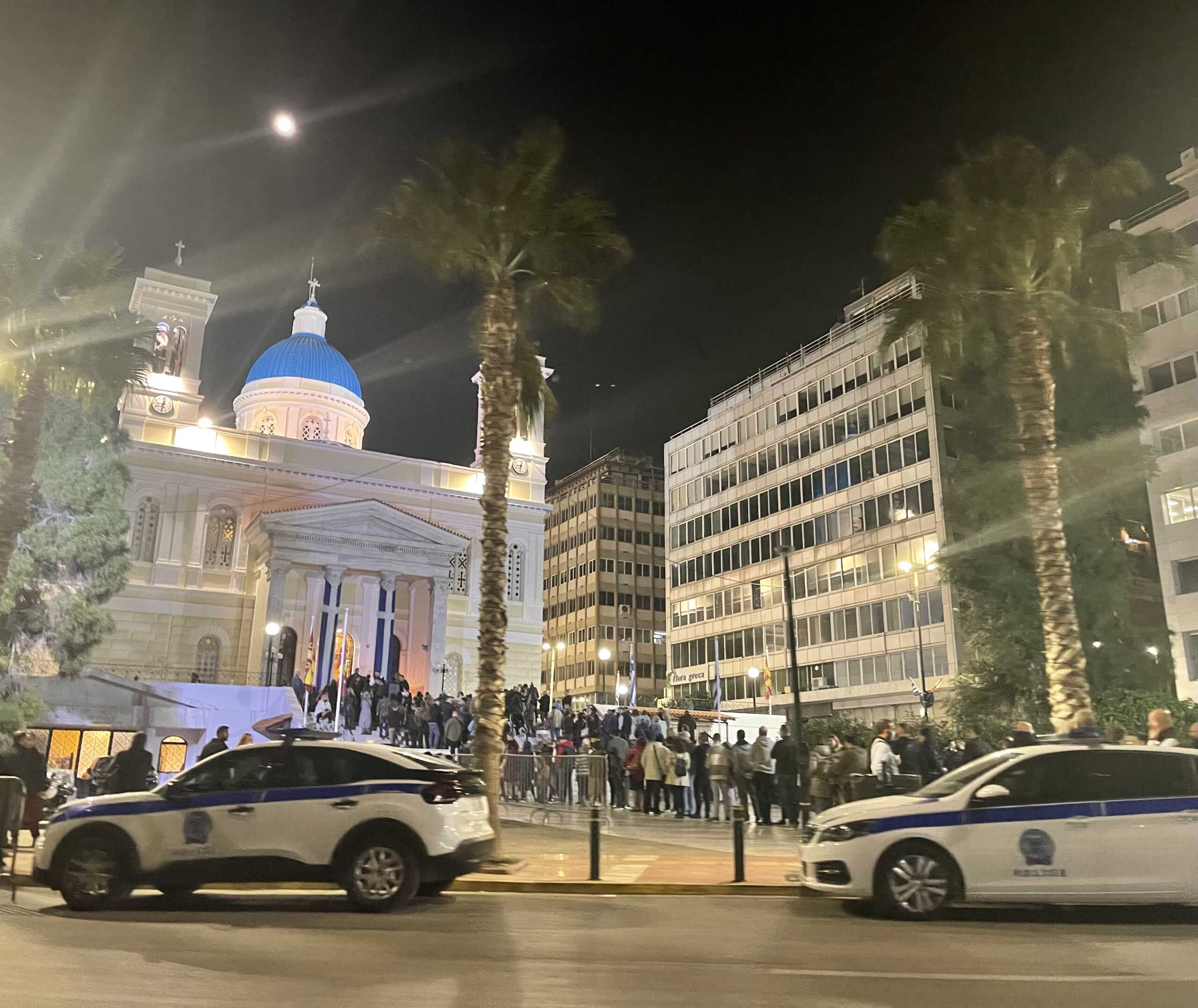 Πειραιάς: Μεγάλες ουρές πιστών για να προσκυνήσουν την Αγία Ζώνη