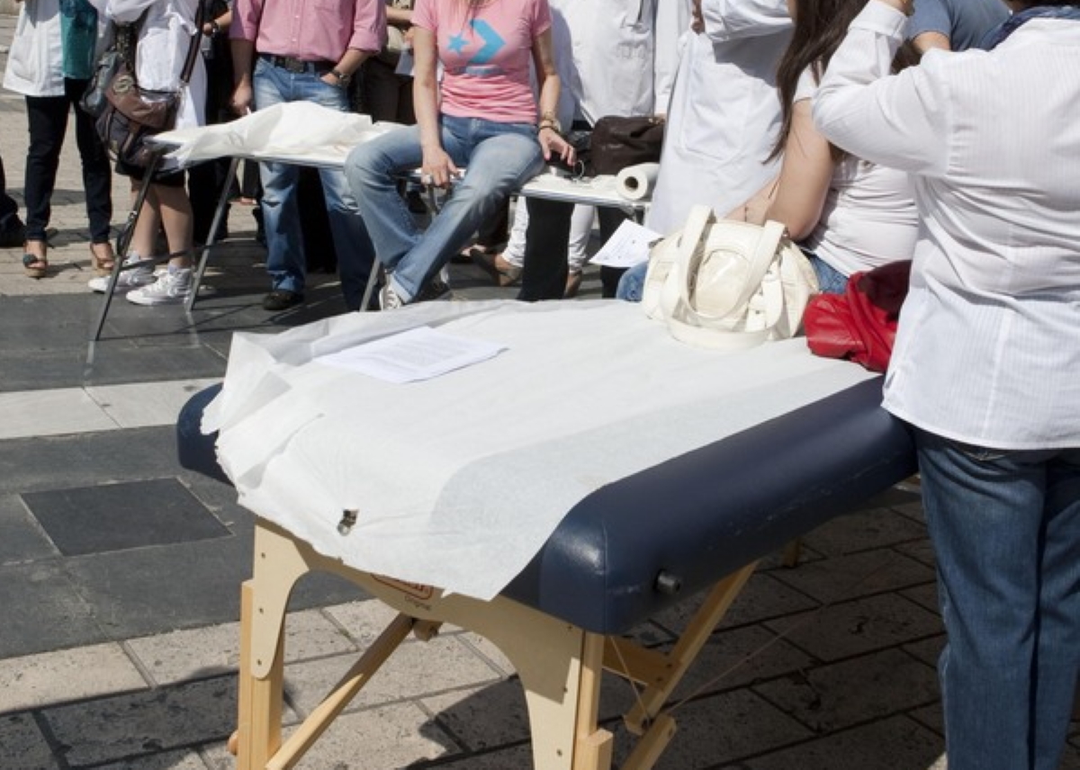 Φυσικοθεραπευτές με τα κρεβάτια και τις ποδιές τους διαμαρτύρονται στην Αριστοτέλους κατά την διάρκεια συγκέντρωσης τους έξω από τα γραφεία του ΙΚΑ . Οι φυσικοθεραπευτές διαμαρτύρονται για τη μη καταβολή των δεδουλευμένων τους από τον ΕΟΠΥΥ. Θεσσαλονίκη, Πέμπτη 31 Μαΐου 2012 ΑΠΕ ΜΠΕ
