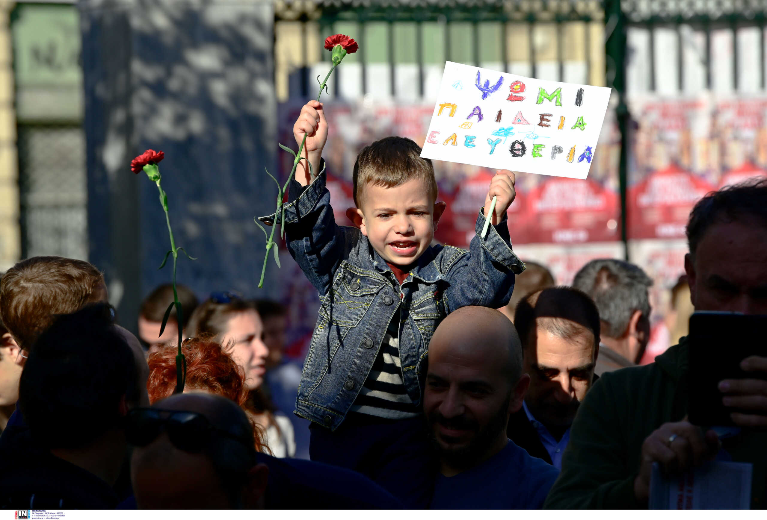 Στο Πολυτεχνείο κρατώντας ένα γαρύφαλλο ηλικιωμένοι, μαθητές και μικρά παιδιά