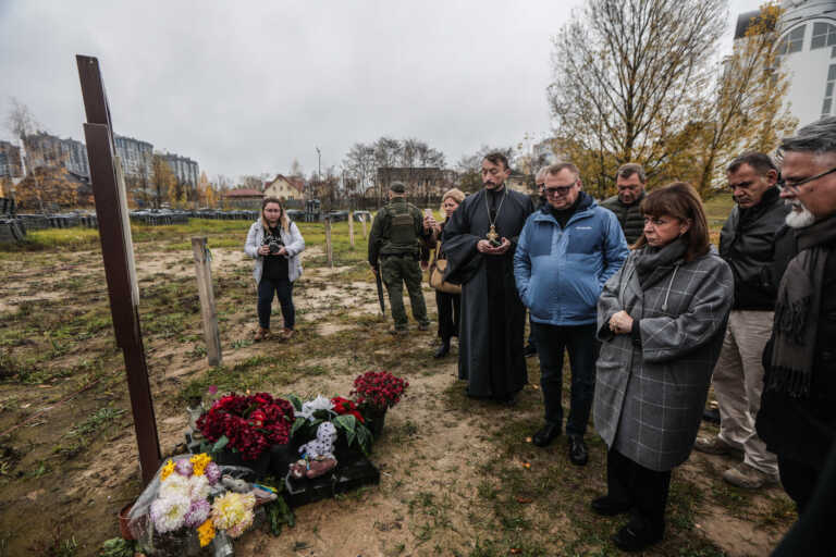 Δάκρυσε η Κατερίνα Σακελλαροπούλου στις μαρτυρικές πόλεις της Ουκρανίας: Επισκέφτηκε Μποροντιάνκα, Μπούτσα και Ιρπίν