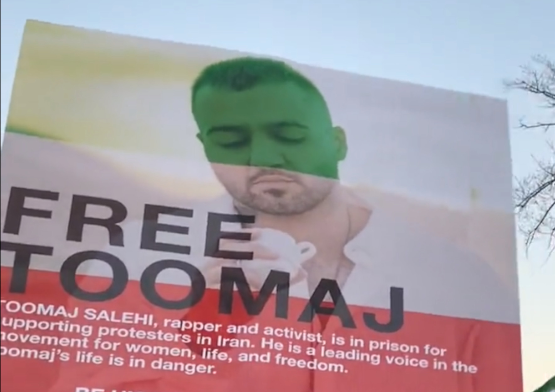 Ιράν: Ο ράπερ Τουμάτζ Σαλεχί κινδυνεύει να εκτελεστεί επειδή υποστήριξε τις διαδηλώσεις – Κύμα συμπαράστασης
