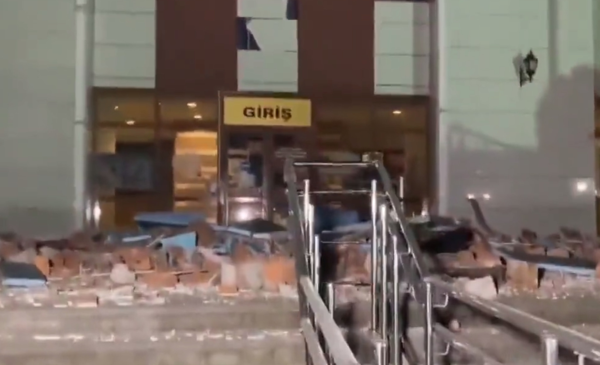 Σεισμός στην Τουρκία: Η στιγμή που χτυπά ο Εγκέλαδος – Δεκάδες τραυματίες και ζημιές σε κτίρια