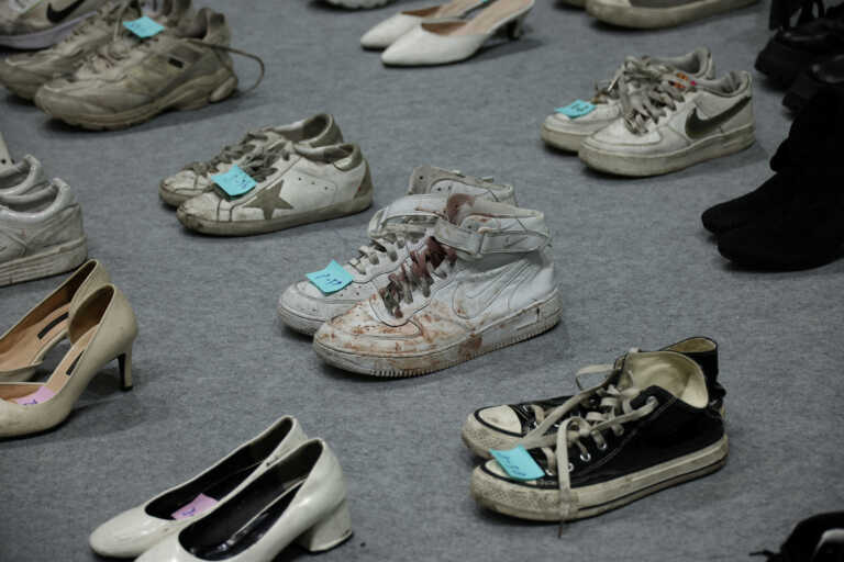 Νότια Κορέα: Τα χαμένα αντικείμενα από το σημείο της τραγωδίας – Ρούχα, γυαλιά και αιματοβαμμένα παπούτσια