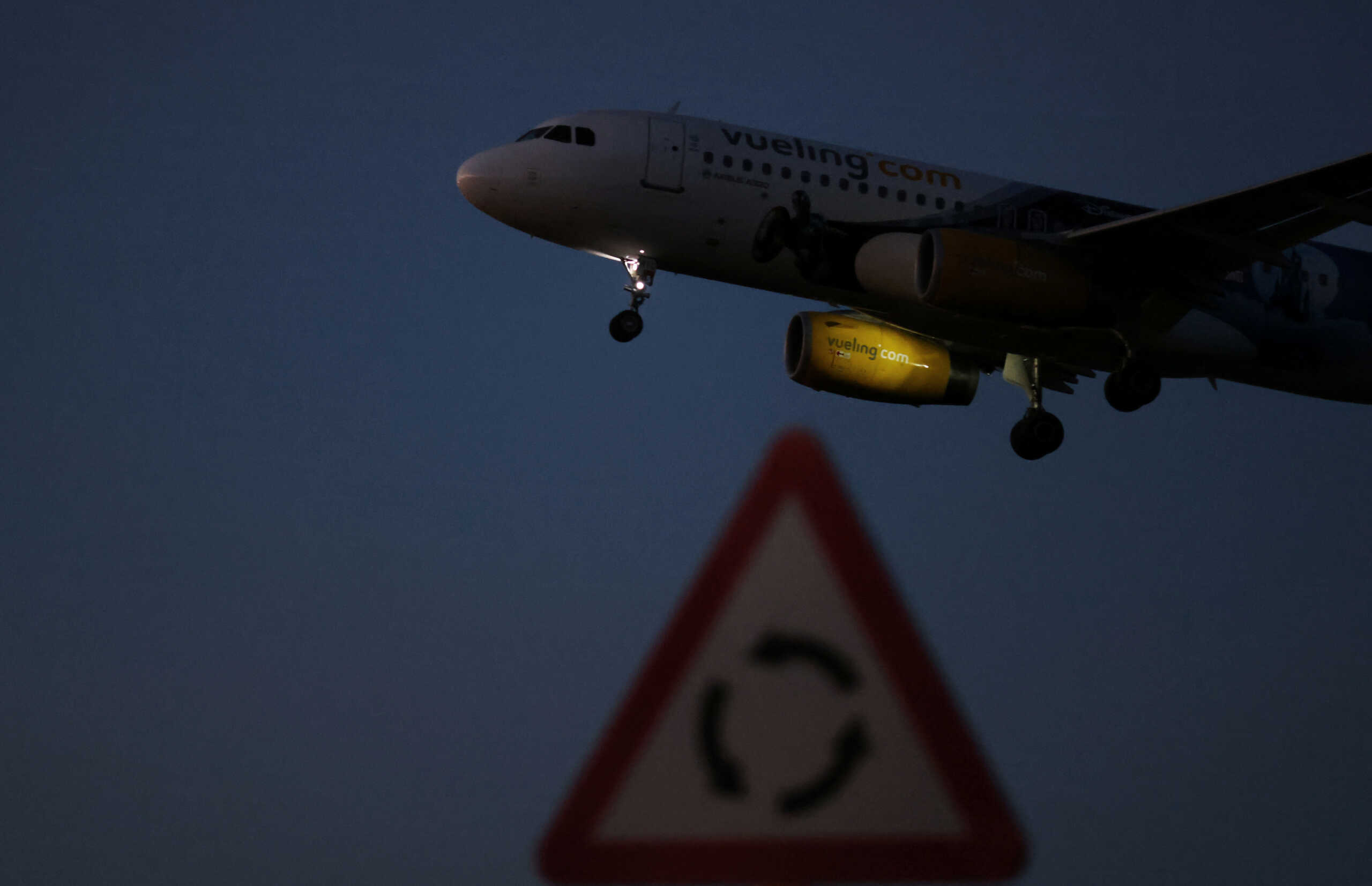 Αεροδρόμια στην Ισπανία κλείνουν τον εναέριο χώρο τους εξαιτίας του διαστημικού «σκουπιδιού» που θα πέσει στη Γη