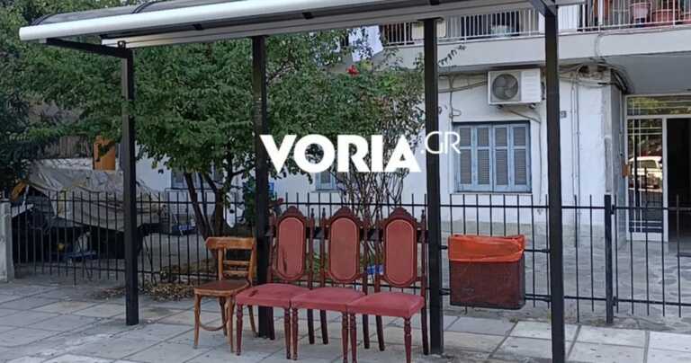 Θεσσαλονίκη: Η στάση λεωφορείου που έγινε vintage σαλόνι επειδή δεν υπήρχε παγκάκι για τον κόσμο