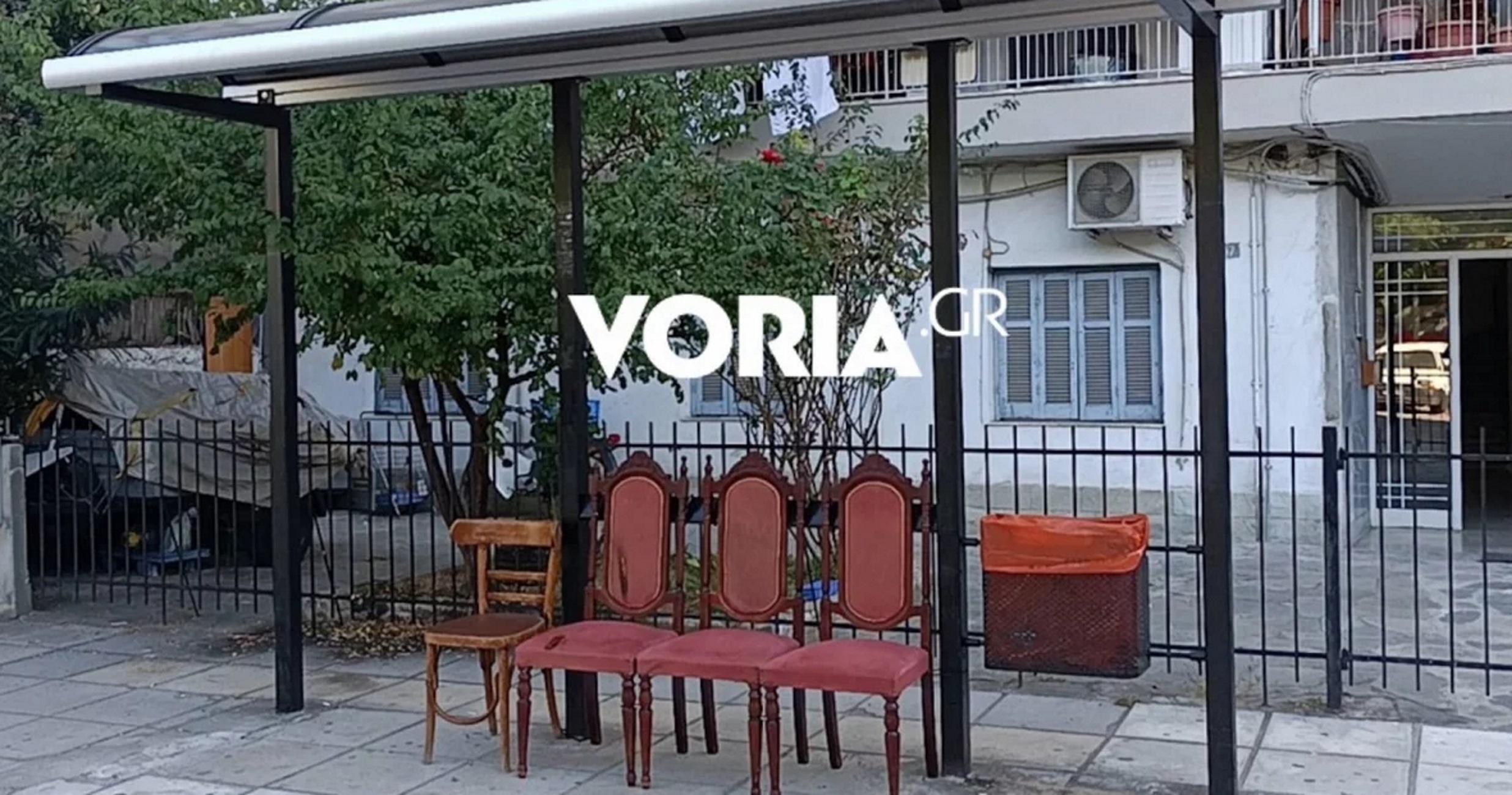 Θεσσαλονίκη: Δείτε τη στάση λεωφορείου έγινε vintage σαλόνι