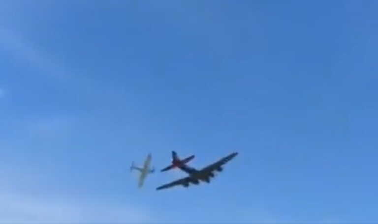 Δύο αεροπλάνα συγκρούστηκαν στον αέρα κατά τη διάρκεια επίδειξης στο Ντάλας - Σοκαριστικά βίντεο