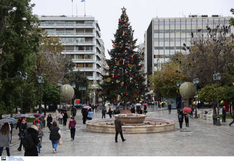 Ο Δεκέμβριος «μπαίνει» με τη φωταγώγηση του χριστουγεννιάτικου δέντρου στην πλατεία Συντάγματος