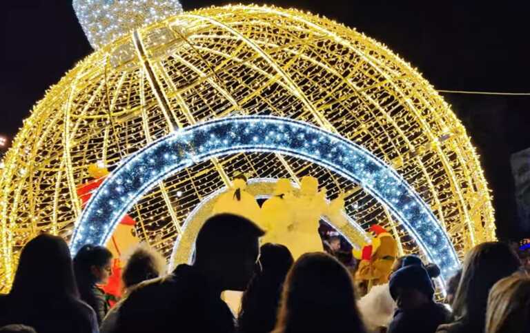 Σύρος: Δείτε την φαντασμαγορική φωταγώγηση του χριστουγεννιάτικου δέντρου στην πλατεία Μιαούλη