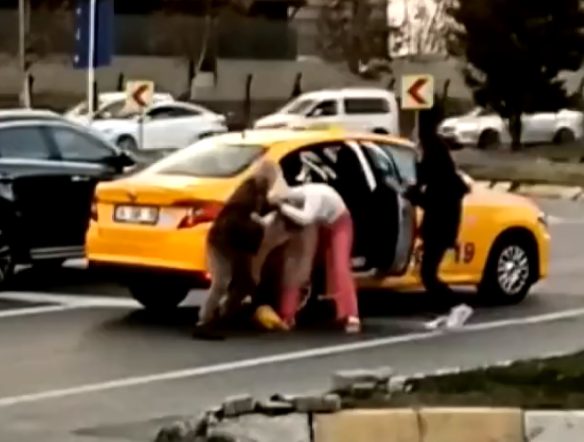 Τουρκία: Βίντεο δείχνει οδηγό ταξί να δέρνει επιβάτιδα
