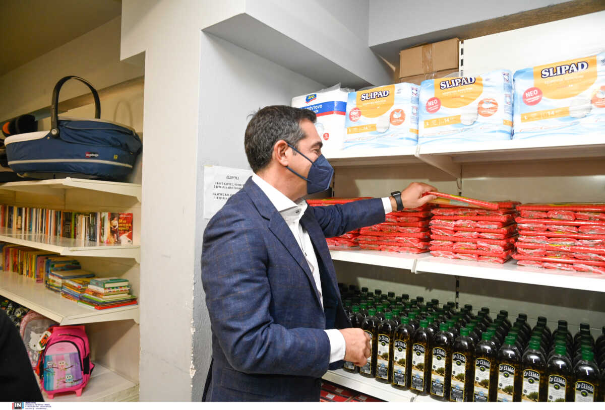 Περιοδείες Τσίπρα σε περιφέρεια της Αττική με αφήγημα τις «γαλάζιες ακρίδες»