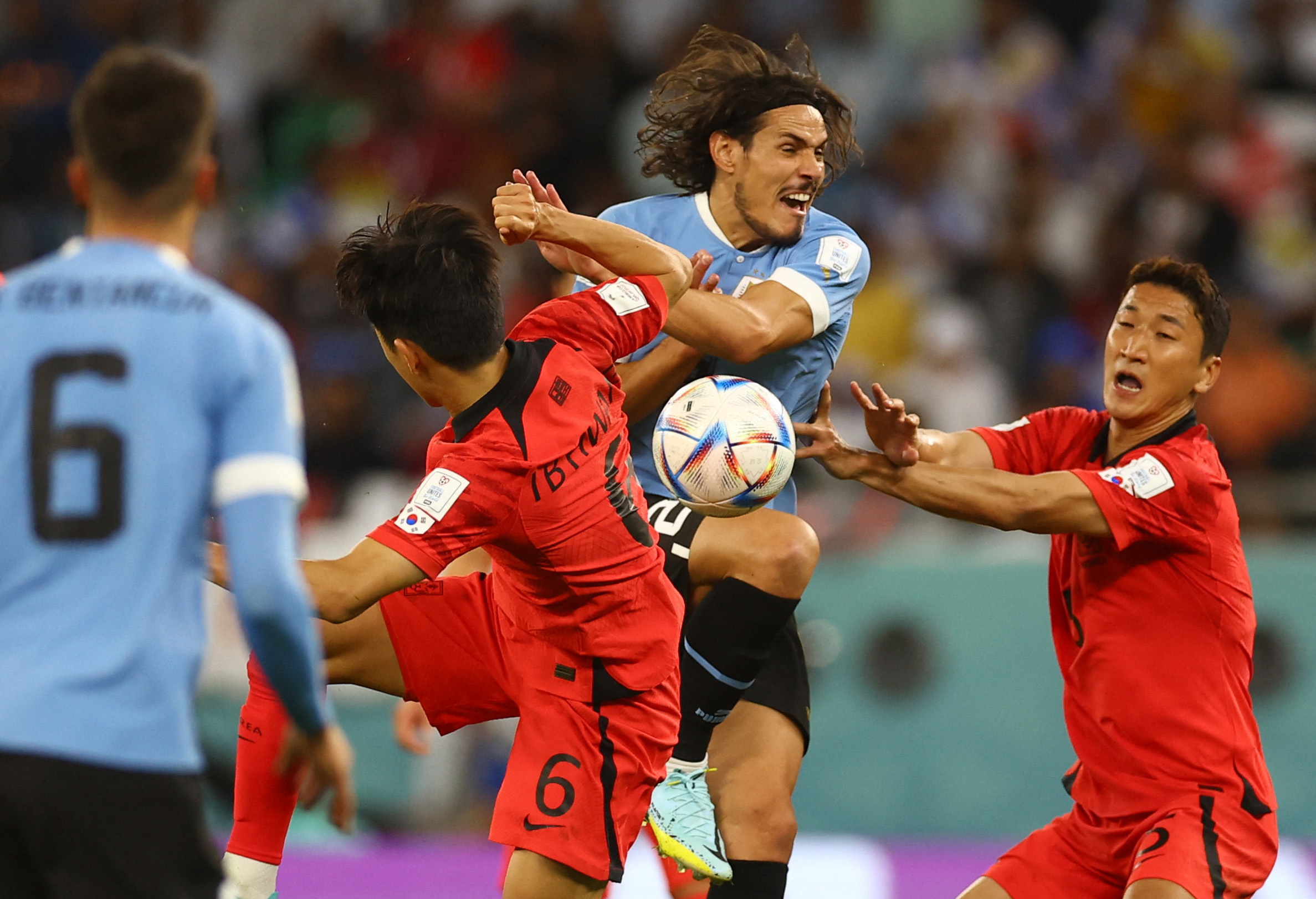 Soccer Football - FIFA World Cup Qatar 2022 - Group H - Uruguay v South Korea - Education City Stadium, Al Rayyan, Qatar - November 24, 2022  South Korea's Hwang In-beom and Jung Woo-young in action with Uruguay's Edinson Cavani REUTERS