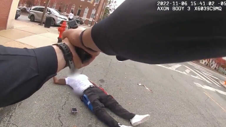 Σοκαριστικό βίντεο από τη στιγμή που αστυνομικός σκοτώνει Αφροαμερικανό που κρατούσε μαχαίρι - Άδειασε γεμιστήρα πάνω του