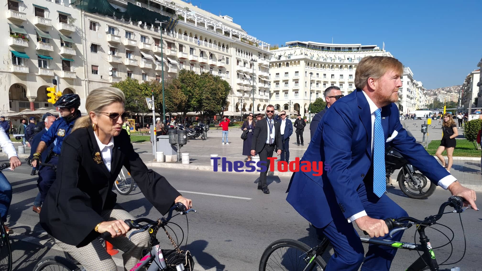 Θεσσαλονίκη: Βόλτα με ποδήλατα έκανε το βασιλικό ζεύγος στην Παραλία – Το δώρο του δημάρχου Κωνσταντίνου Ζέρβα