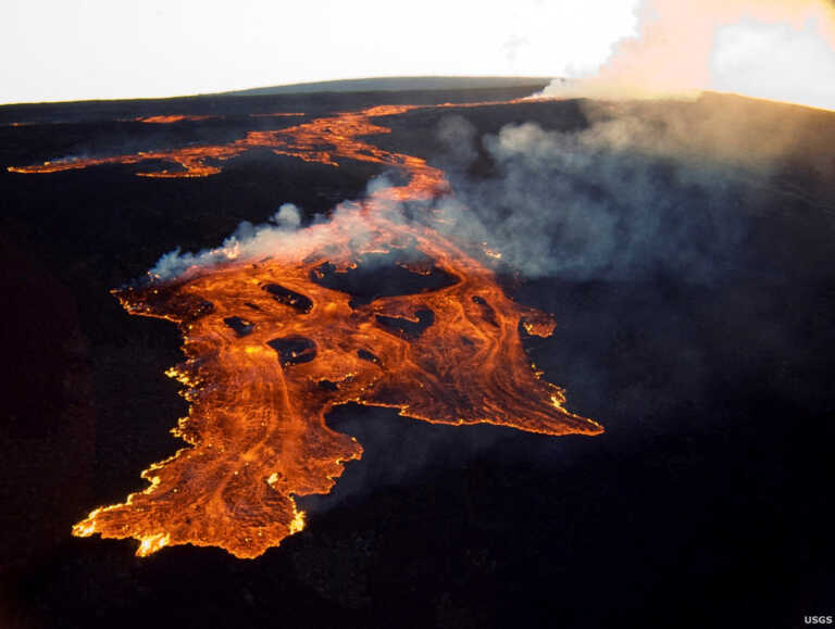 Συναγερμός στη Χαβάη για το Μάουνα: Εξερράγη το μεγαλύτερο ενεργό ηφαίστειο στον κόσμο