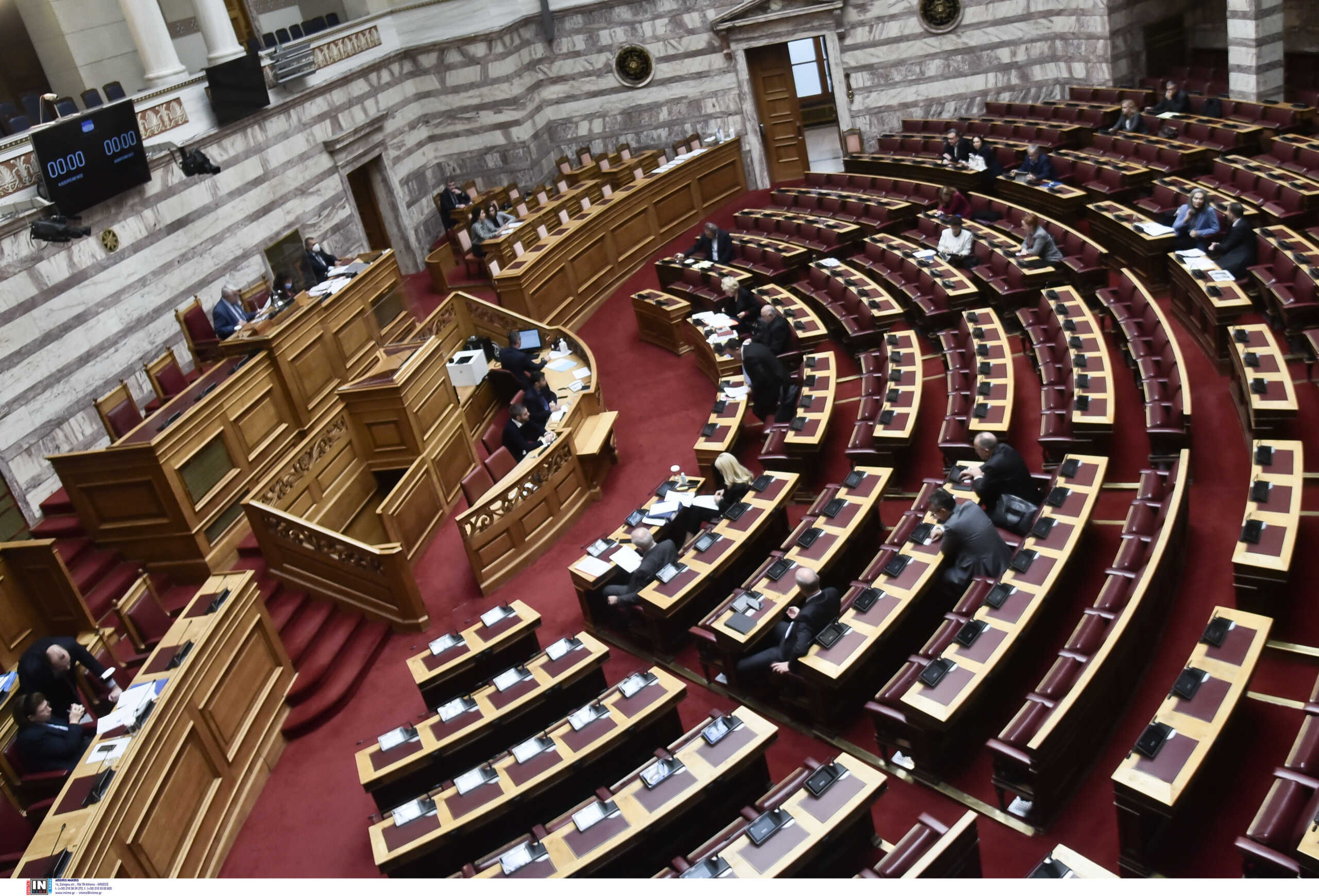 Νομοσχέδιο για το ΕΣΥ: Μετωπική κυβέρνησης – αντιπολίτευσης στη Βουλή με αφορμή την ψήφισή του