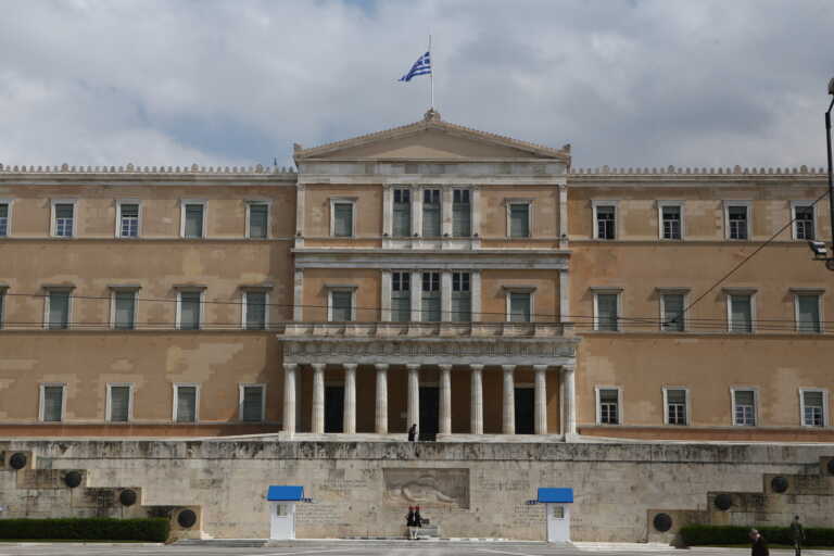 Bloomberg: «Η Ελλάδα επέστρεψε στην ελίτ της επενδυτικής βαθμίδας»