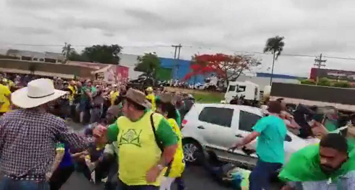 Βραζιλία: Αυτοκίνητο έπεσε πάνω σε υποστηρικτές του Μπολσονάρο – Σοκαριστικό βίντεο