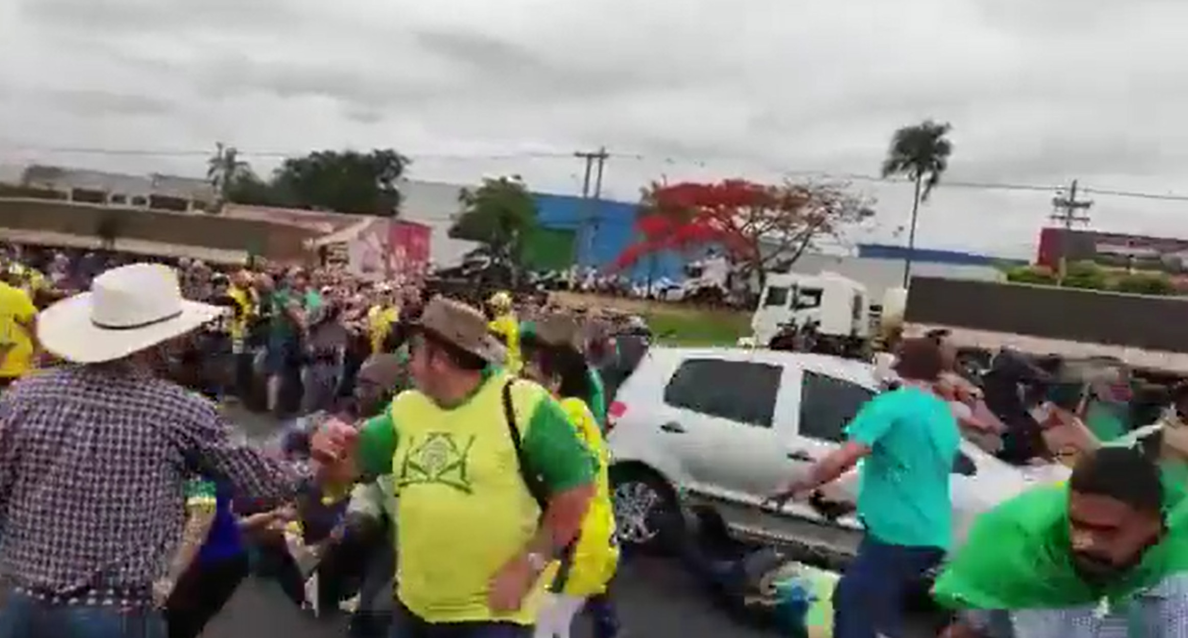 Βραζιλία: Αυτοκίνητο έπεσε πάνω σε υποστηρικτές του Μπολσονάρο – Σοκαριστικό βίντεο