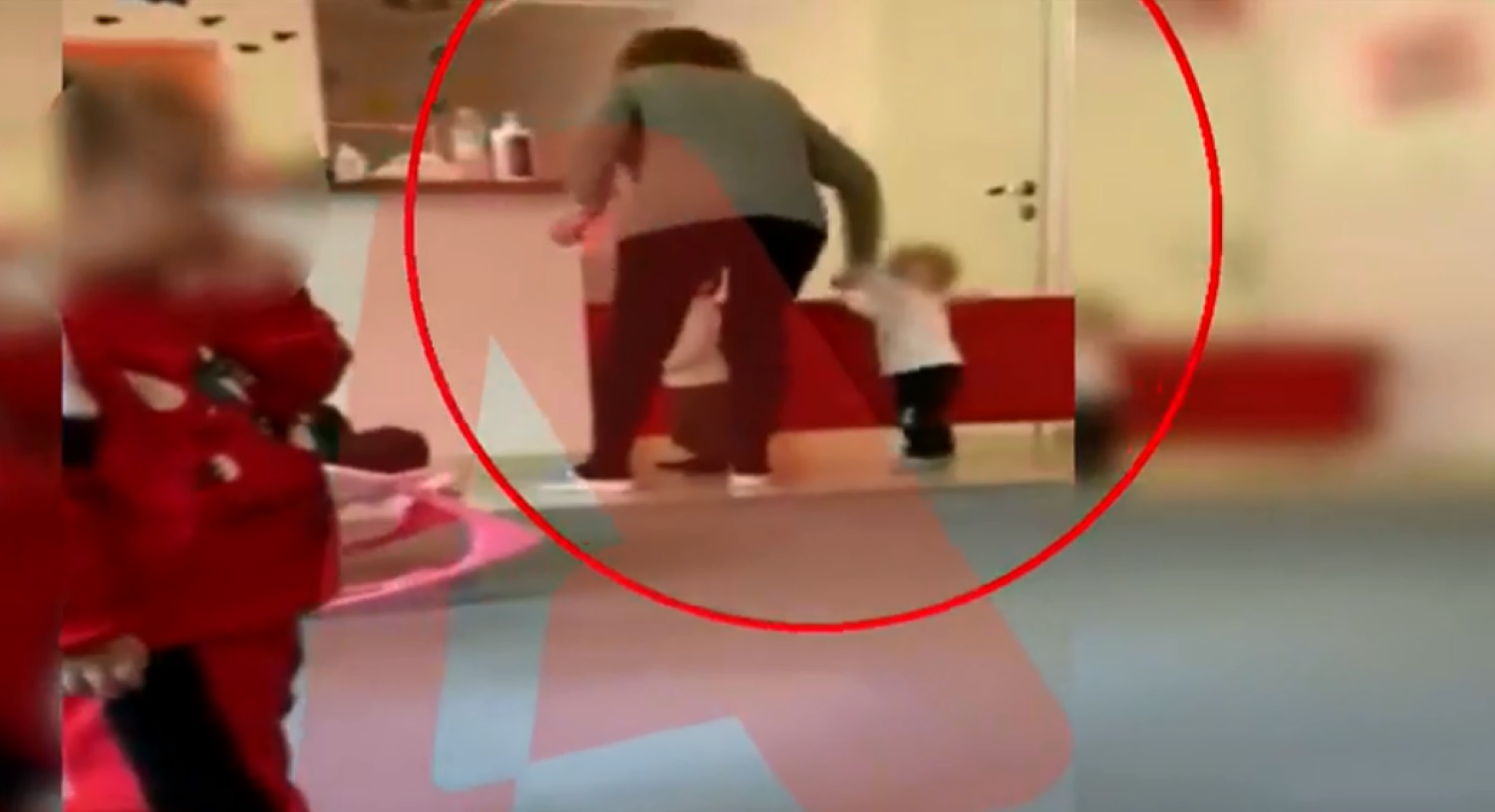 Θεσσαλονίκη: Βίντεο ντοκουμέντο με τη βρεφονηπιοκόμο να χαστουκίζει παιδάκι