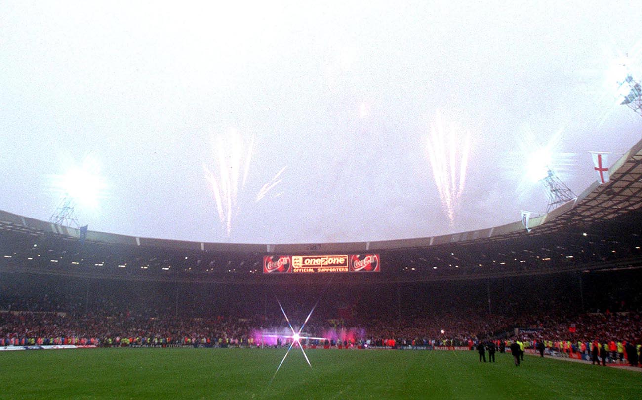 firo
Fußball :  7.10.2000
Nationalmannschaft
WM-Qualifikation in Wembley
England - Deutschland 0:1
Abschlußfeuerwerk - Das war das letzte Spiel im Wembley Stadion
Copyright by firo sportphoto:
Dickmannstr.2-4
45143 Essen E Mail:FiroPhoto@aol.com
Volksbank Bochum:
BLz.:401 601 29
Kto.:341 117 100 tel.:0201