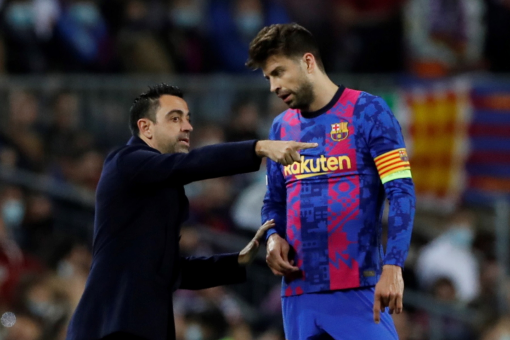 epa09767143 FC Barcelona's head coach Xavi Hernandez(L) talks to player Gerard Pique during the UEFA Europa League play-off first leg soccer match between FC Barcelona and SSC Napoli at Camp Nou stadium in Barcelona, Spain, 17 February 2022.  EPA