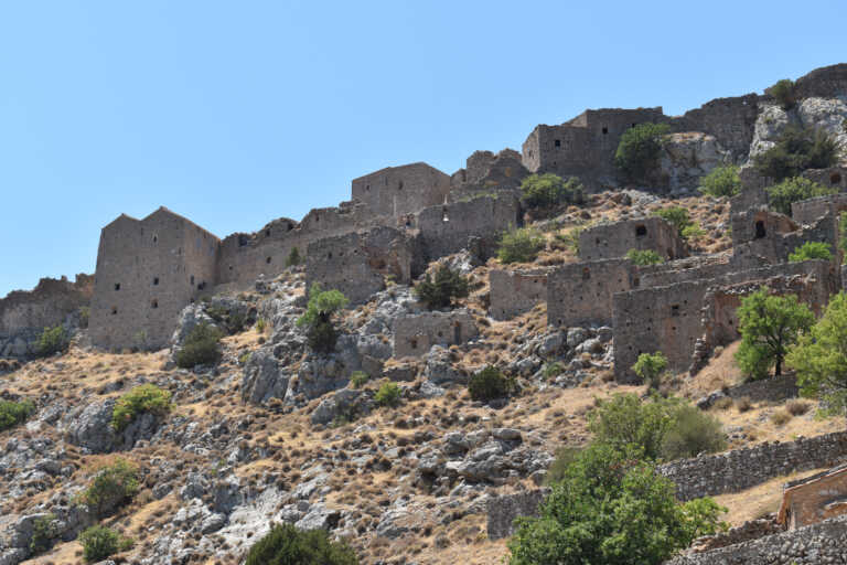 Χίος: Ο «Μυστράς του Αιγαίου» και οι καμπάνες ιστορικής εκκλησίας που χτυπούν ξανά μετά από δεκαετίες