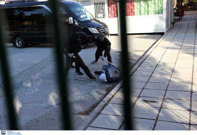 Λαμία: Σοκαριστικές εικόνες από τον άγριο ξυλοδαρμό αστυνομικών από τσιγγάνους – Επίθεση και σε πολίτη